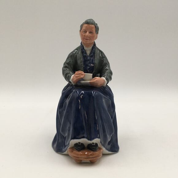 Royal Doulton The Cup of Tea HN2322 Figurine Elderly Woman with Teacup 6.5" 1963 - Picture 4 of 6